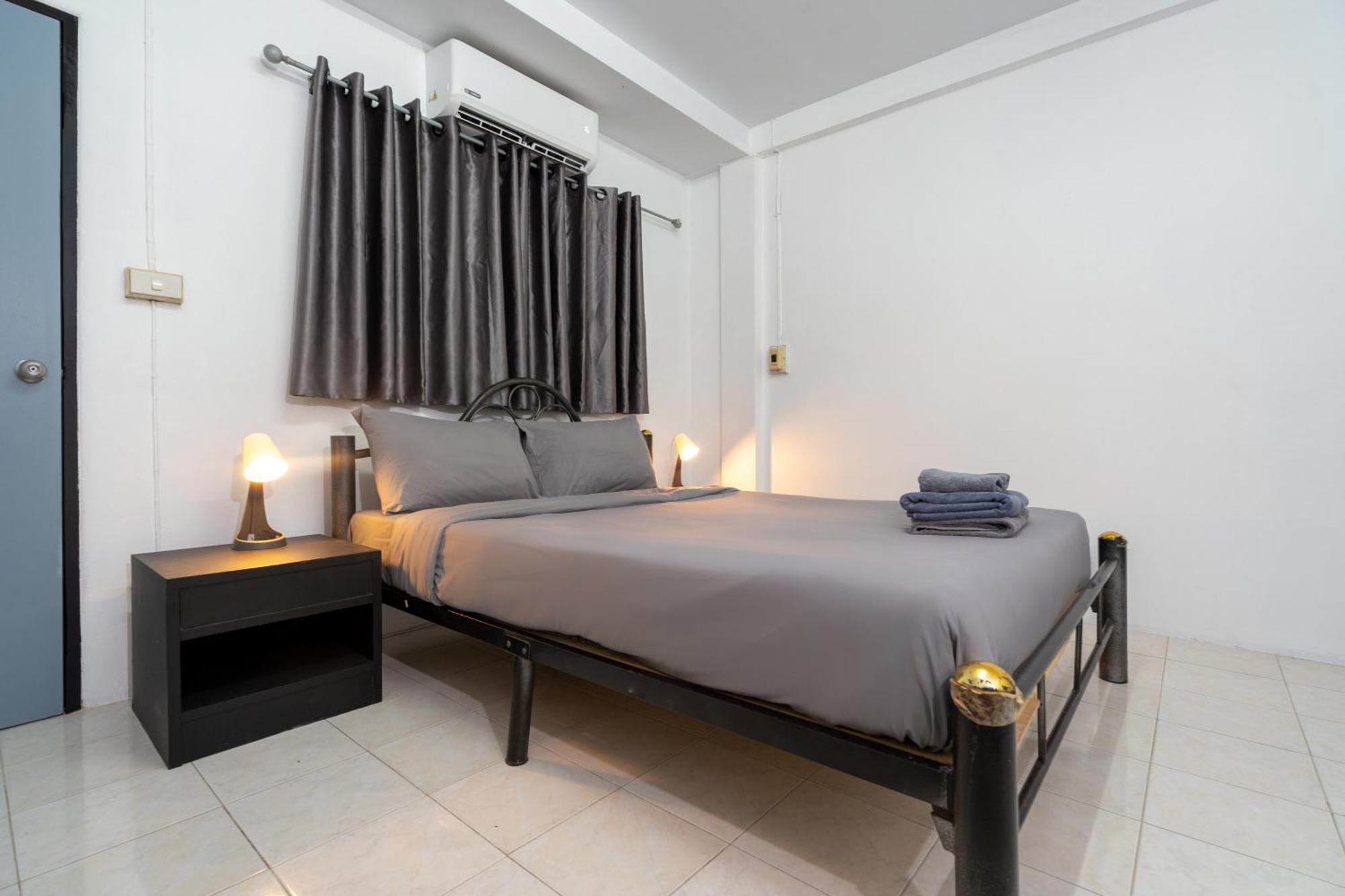 Black Pantera Hostel Patong Екстер'єр фото