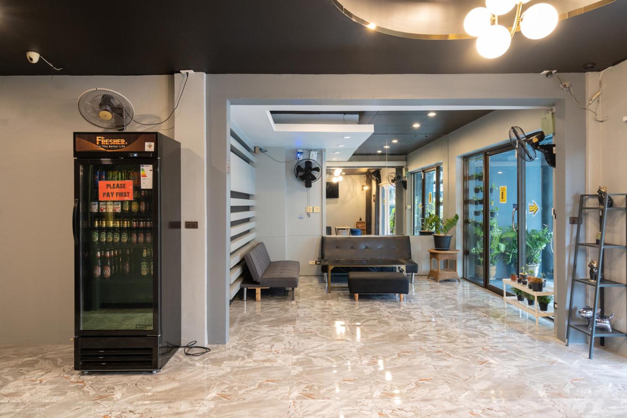 Black Pantera Hostel Patong Екстер'єр фото