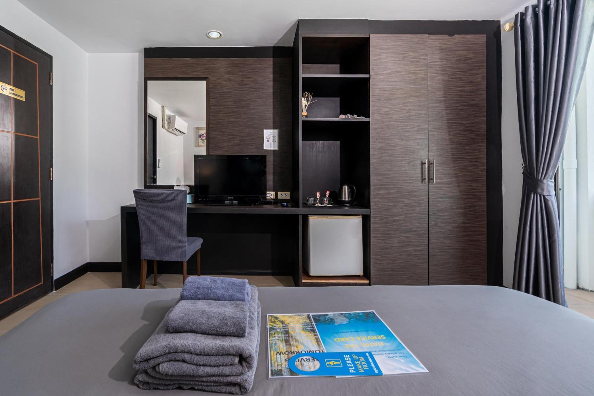 Black Pantera Hostel Patong Екстер'єр фото