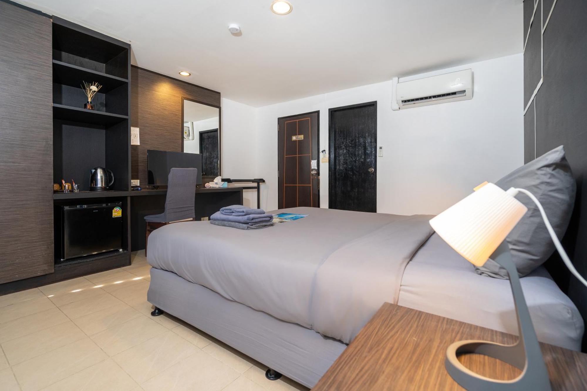 Black Pantera Hostel Patong Екстер'єр фото