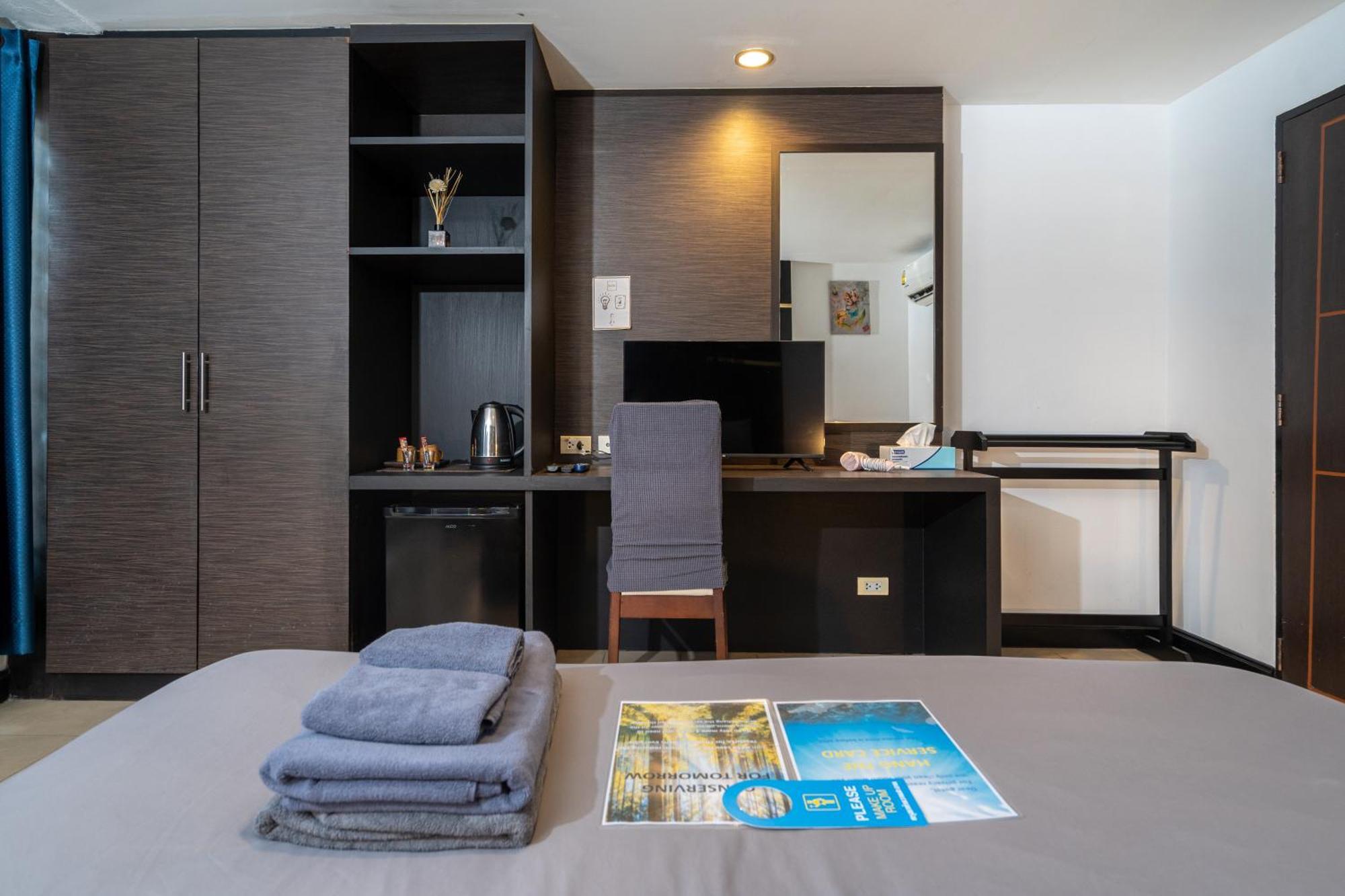 Black Pantera Hostel Patong Екстер'єр фото