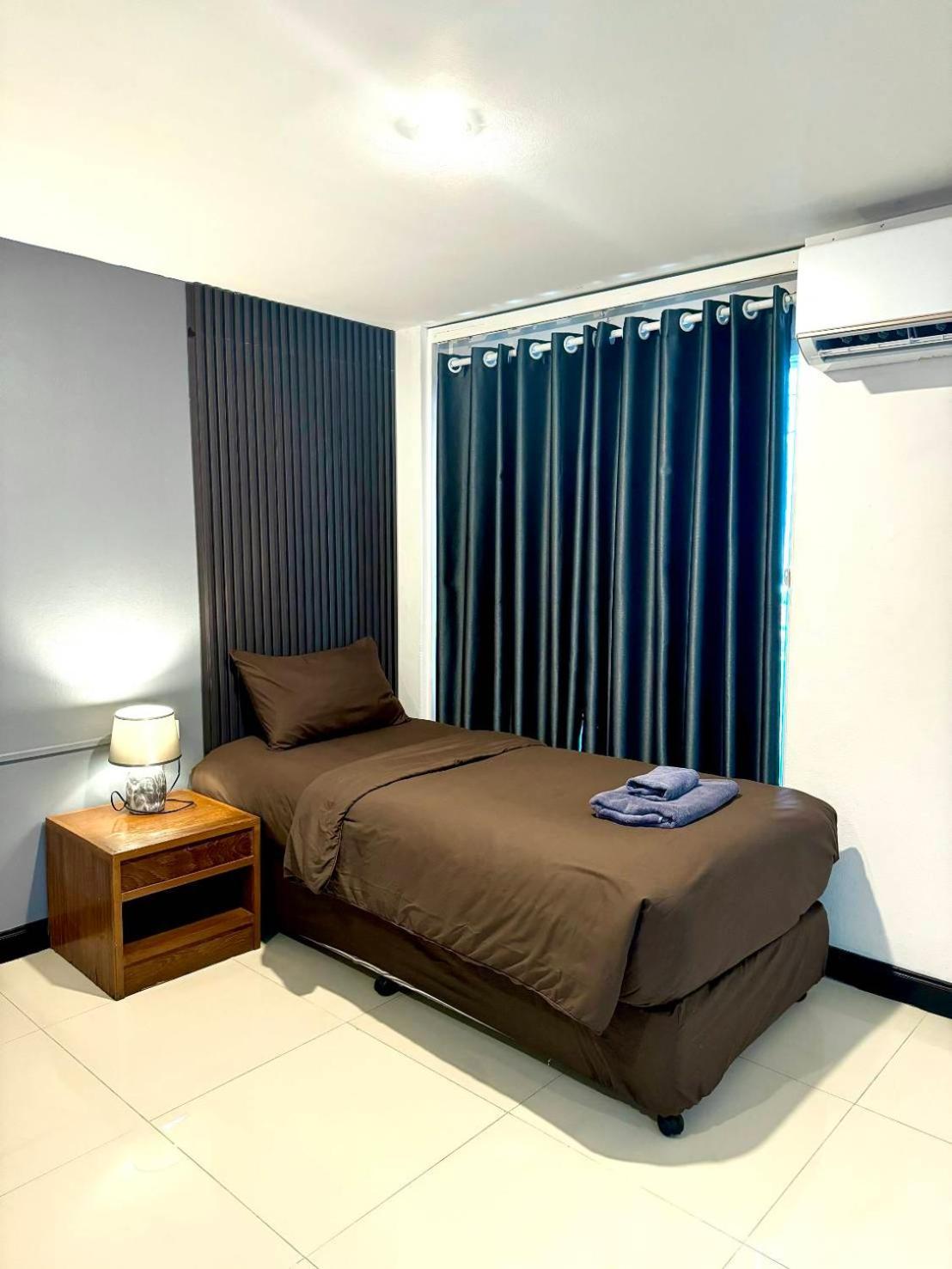 Black Pantera Hostel Patong Екстер'єр фото
